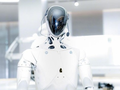 小鹏机器人首秀意外摔倒，惊险一幕引发热议