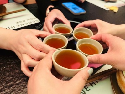 成都茶缘，一泡好茗汇聚十位挚友的温馨聚会