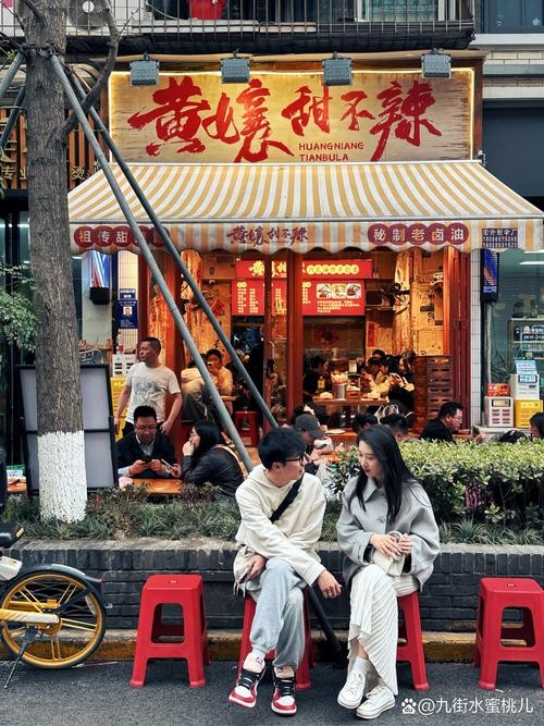 红星桥下的三轮车茶摊，品味成都的流动味道与城市风情
