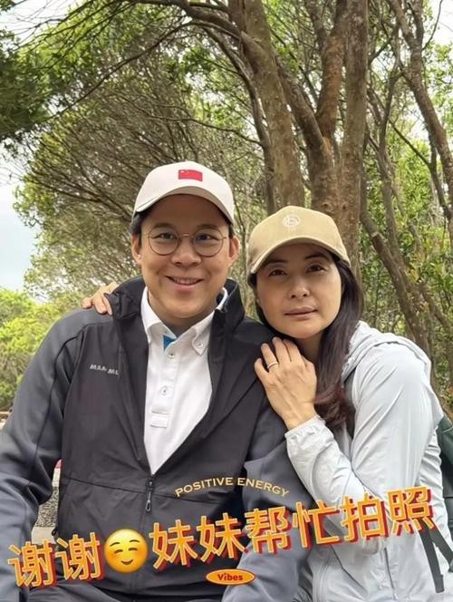 霍启刚郭晶晶体贴拜年，爱与传承的温馨篇章绽放新春光彩