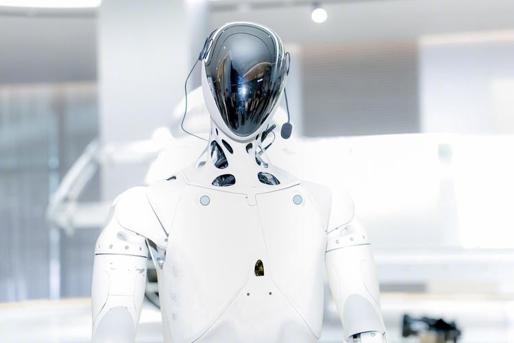 小鹏机器人首秀意外摔倒，惊险一幕引发热议